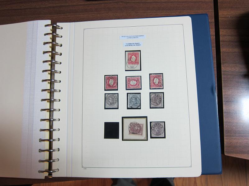 0019 (182).JPG -     Lote:    19      Marcofilia      Lotes Especiais       Descrição:         Portugal. Colecção especializada de carimbos de duplo círculo, tipo 1852, montada em 4 álbuns Lindner, com selos de diversas emissões e cartas, com estudo minucioso de cada marca. Lote a ver.         Lote       Valor Base:     &euro; 2.500,00     Valor Venda:     Retirado     